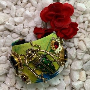 Gotta love this cuff. It’s a smile maker!